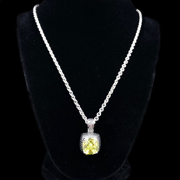 Beautiful & Bold Silver Tone chain & Light Green Cushion cut Stone pendent. - Picture 8 of 9